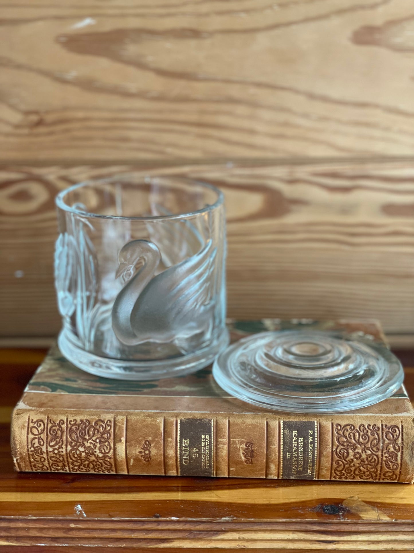 Vintage Gloria Vanderbilt Glass Swan Jar